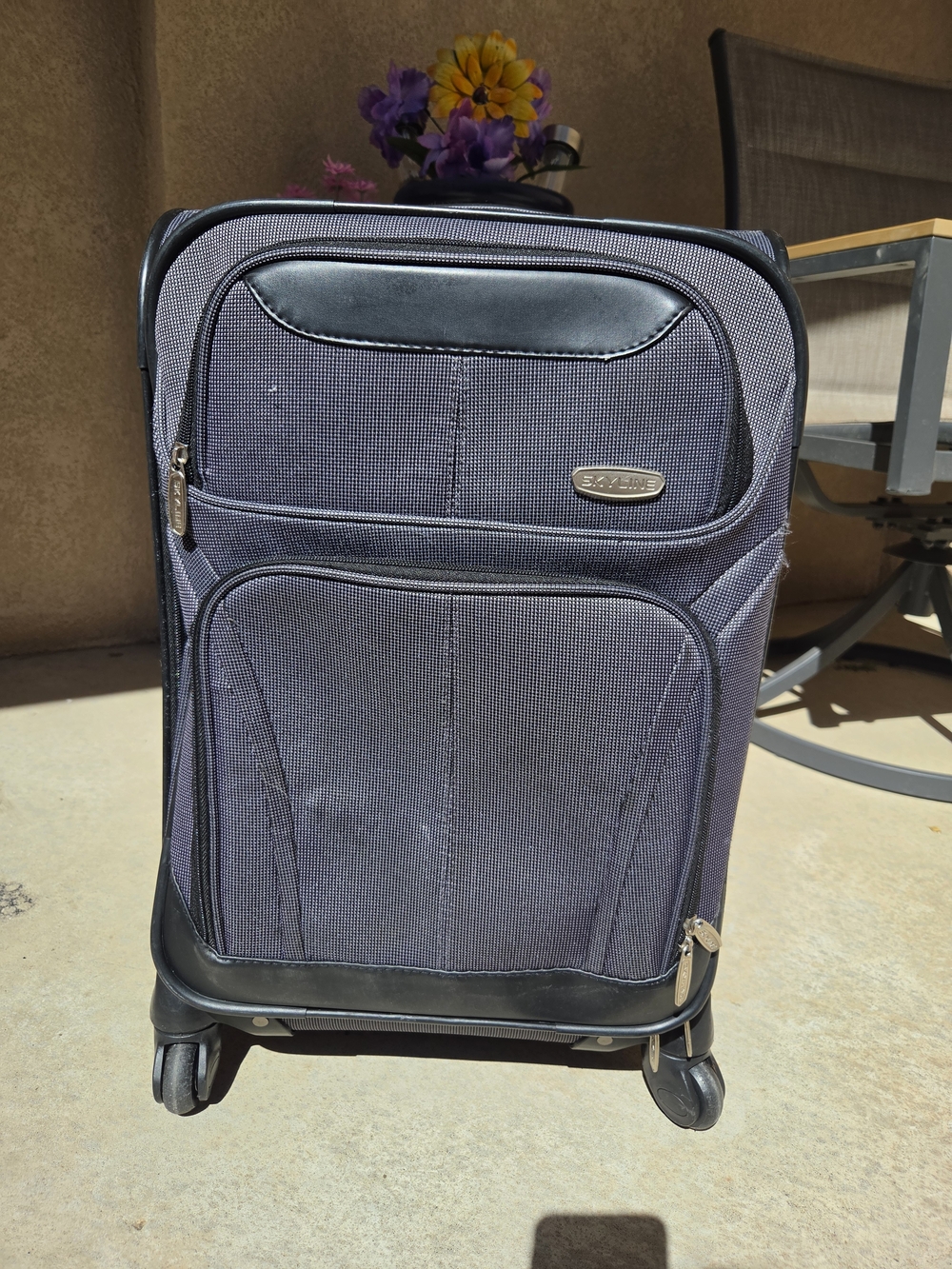 Men's Carry-On Spinner Bag in Dark Grey